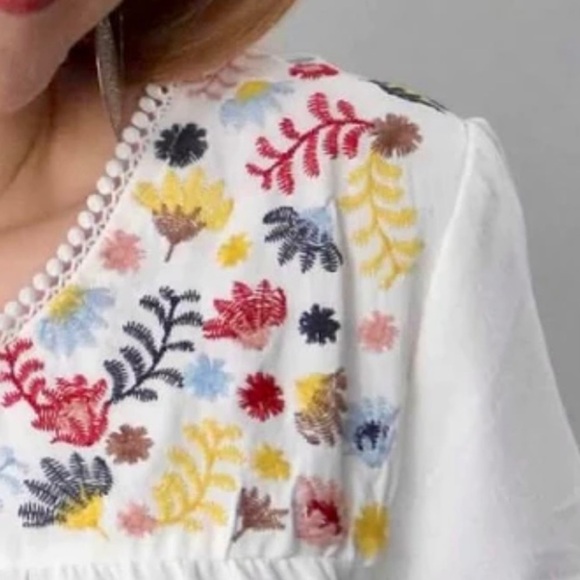 BLUE PEPPER / Floral Embroidered Short Sleeve Blouse Size M - Picture 3 of 13